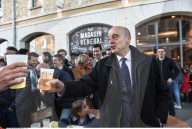 NEWS - Frankreich: Alain Juppe trinkt Bier in Bordeaux
