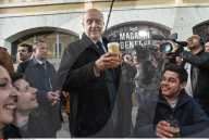 NEWS - Frankreich: Alain Juppe trinkt Bier in Bordeaux
