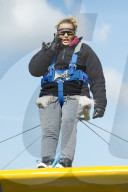 PEOPLE - Hat Stun-Qualitäten: Katie Price hebt auf dem Propellerflieger ab