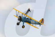 PEOPLE - Hat Stun-Qualitäten: Katie Price hebt auf dem Propellerflieger ab