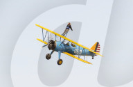 PEOPLE - Hat Stun-Qualitäten: Katie Price hebt auf dem Propellerflieger ab