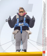 PEOPLE - Hat Stun-Qualitäten: Katie Price hebt auf dem Propellerflieger ab