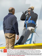 PEOPLE - Hat Stun-Qualitäten: Katie Price hebt auf dem Propellerflieger ab
