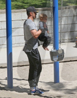PEOPLE - Josh Duhamel mit klein Axl im Park