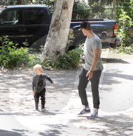 PEOPLE - Josh Duhamel mit klein Axl im Park