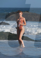 EXKLUSIV - Angelica Bridges räckelt sich am Beach von Malibu