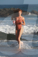 EXKLUSIV - Angelica Bridges räckelt sich am Beach von Malibu