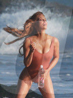 EXKLUSIV - Angelica Bridges räckelt sich am Beach von Malibu