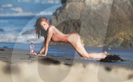 EXKLUSIV - Angelica Bridges räckelt sich am Beach von Malibu