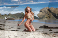 EXKLUSIV - Angelica Bridges räckelt sich am Beach von Malibu