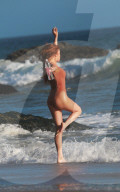 EXKLUSIV - Angelica Bridges räckelt sich am Beach von Malibu