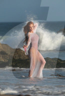 EXKLUSIV - Angelica Bridges räckelt sich am Beach von Malibu