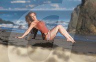 EXKLUSIV - Angelica Bridges räckelt sich am Beach von Malibu