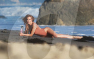 EXKLUSIV - Angelica Bridges räckelt sich am Beach von Malibu