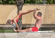 EXKLUSIV - Ola Jordan dehnt sich im roten Bikini auf Mauritius