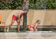 EXKLUSIV - Ola Jordan dehnt sich im roten Bikini auf Mauritius