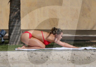 EXKLUSIV - Ola Jordan dehnt sich im roten Bikini auf Mauritius