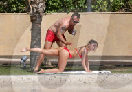 EXKLUSIV - Ola Jordan dehnt sich im roten Bikini auf Mauritius
