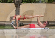 EXKLUSIV - Ola Jordan dehnt sich im roten Bikini auf Mauritius
