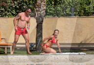 EXKLUSIV - Ola Jordan dehnt sich im roten Bikini auf Mauritius