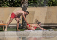 EXKLUSIV - Ola Jordan dehnt sich im roten Bikini auf Mauritius