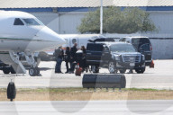 EXKLUSIV - Kim Kardashian steigt mit North West und Baby Saint in einen Privatjet