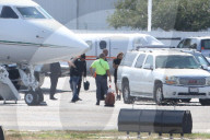 EXKLUSIV - Kim Kardashian steigt mit North West und Baby Saint in einen Privatjet