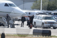 EXKLUSIV - Kim Kardashian steigt mit North West und Baby Saint in einen Privatjet