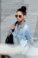 EXKLUSIV - Olivia Munn schleppt ihnen Hund in den Wohnwagen auf dem Filmset