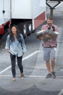 EXKLUSIV - Olivia Munn schleppt ihnen Hund in den Wohnwagen auf dem Filmset