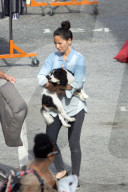 EXKLUSIV - Olivia Munn schleppt ihnen Hund in den Wohnwagen auf dem Filmset