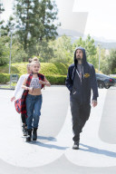 EXKLUSIV - Travis Barker Tochter Alabama etwas 'beyond dressed' für ihr Alter