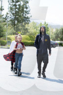 EXKLUSIV - Travis Barker Tochter Alabama etwas 'beyond dressed' für ihr Alter