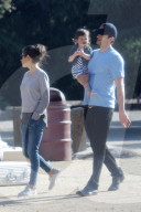 PEOPLE - Mila Kunis und Ashton Kutcher mit ihrer Tochter Wyatt in Marina Del Rey unterwegs
