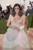 PEOPLE - MET Gala: Busenblitzer bei Sängerin Lorde