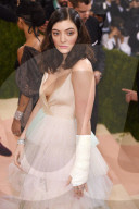 PEOPLE - MET Gala: Busenblitzer bei Sängerin Lorde