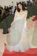 PEOPLE - MET Gala: Busenblitzer bei Sängerin Lorde
