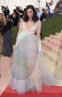 PEOPLE - MET Gala: Busenblitzer bei Sängerin Lorde