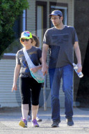 EXKLUSIV - Amy Poehler geht mit ihren Kindern und einem 'Mystery Man' wandern