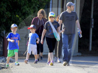 EXKLUSIV - Amy Poehler geht mit ihren Kindern und einem 'Mystery Man' wandern