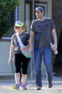 EXKLUSIV - Amy Poehler geht mit ihren Kindern und einem 'Mystery Man' wandern