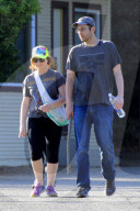 EXKLUSIV - Amy Poehler geht mit ihren Kindern und einem 'Mystery Man' wandern