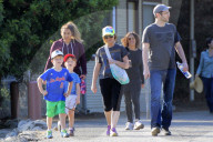 EXKLUSIV - Amy Poehler geht mit ihren Kindern und einem 'Mystery Man' wandern