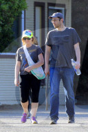 EXKLUSIV - Amy Poehler geht mit ihren Kindern und einem 'Mystery Man' wandern