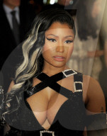 PEOPLE - MET Gala: Nicki Minaj's DekolletŽ platzt fast aus allen NŠhten