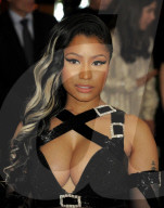 PEOPLE - MET Gala: Nicki Minaj's DekolletŽ platzt fast aus allen NŠhten