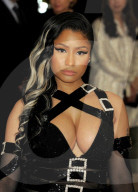 PEOPLE - MET Gala: Nicki Minaj's DekolletŽ platzt fast aus allen NŠhten