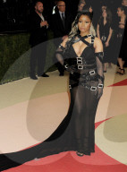 PEOPLE - MET Gala: Nicki Minaj's DekolletŽ platzt fast aus allen NŠhten