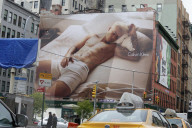 PEOPLE - Justin Bieber posiert schlafen in Calvin Klein in SoHo