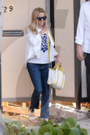 EXKLUSIV - Schwanger? Reese Witherspoon trägt eine weite Bluse